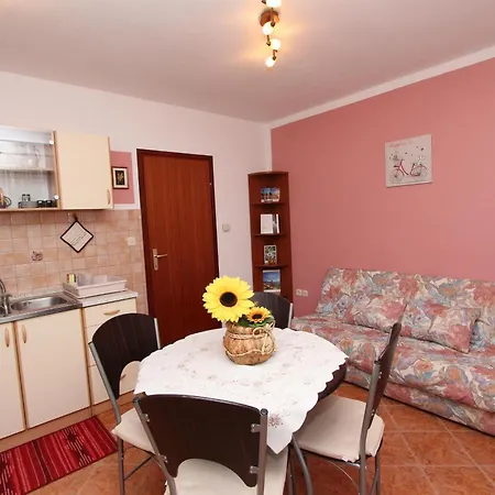 Rooms&apartment Sanja 2*